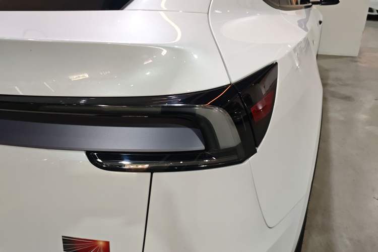 Used Tesla Model Y 2025 Long-Range All-Wheel-Drive Version Right Rear Taillight