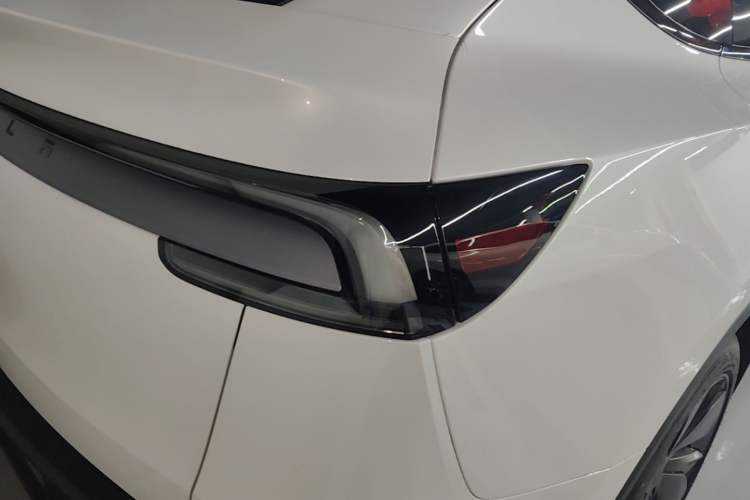 Used Tesla Model Y 2025 Rear-Wheel Drive First Edition Right Rear Taillight