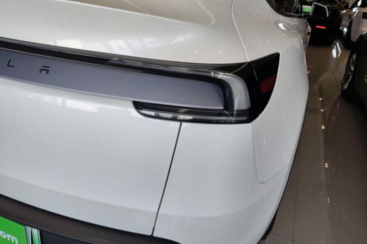 Used Tesla Model Y 2025 Long-Range All-Wheel-Drive Version Right Rear Taillight