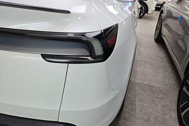 Used Tesla Model Y 2025 Long-Range All-Wheel-Drive Version Right Rear Taillight