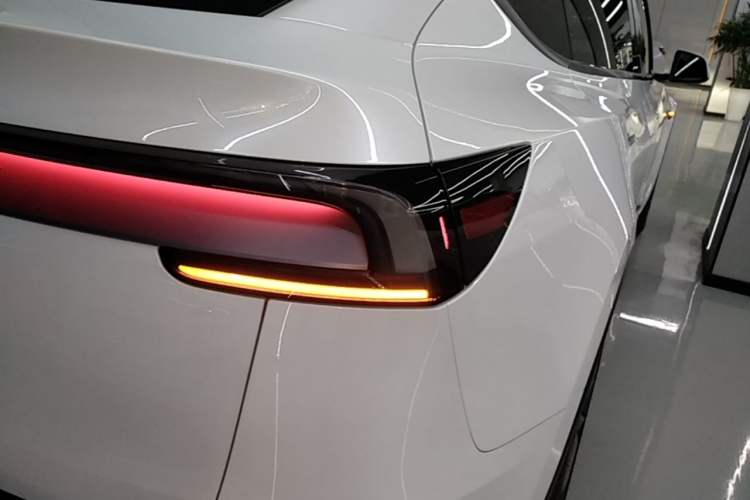 Used Tesla Model Y 2025 Rear-Wheel Drive First Edition Right Rear Taillight