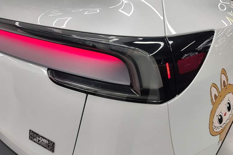 Used Tesla Model Y 2025 Long-Range All-Wheel-Drive Version Right Rear Taillight