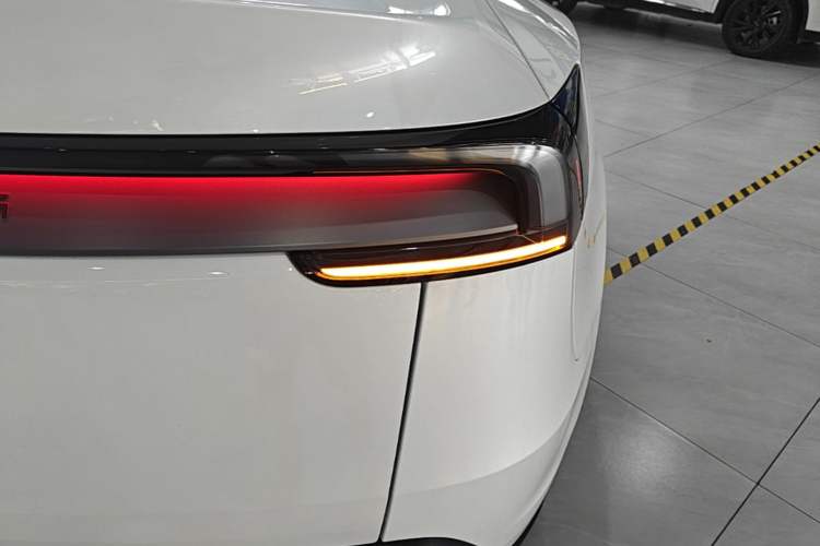 Used Tesla Model Y 2025 Rear-Wheel-Drive Version Right Rear Taillight