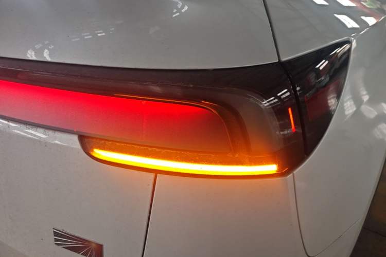 Used Tesla Model Y 2025 Rear-Wheel Drive First Edition Right Rear Taillight