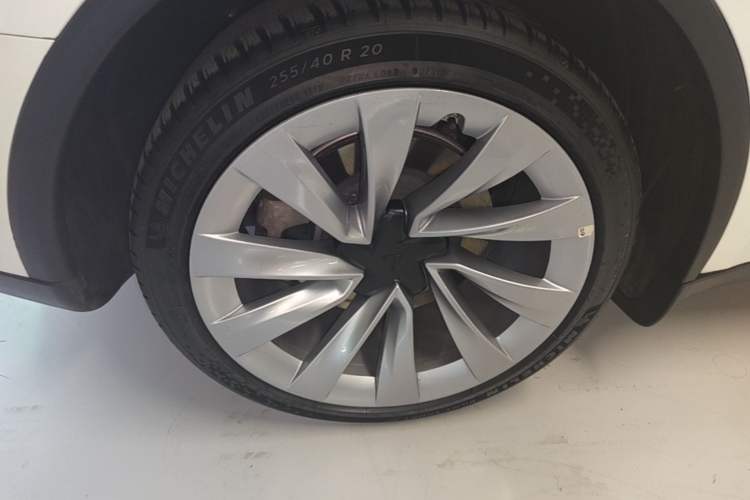 Used Tesla Model Y 2025 Updated Version Long-Range All-Wheel Drive Right Rear Wheel Hub