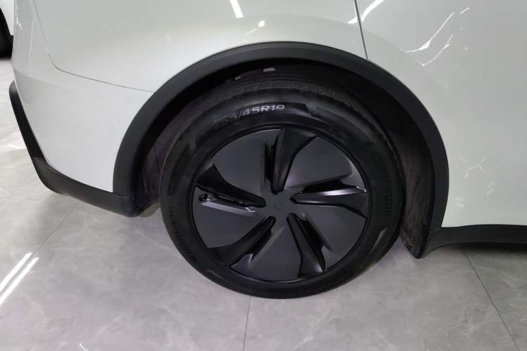 Used Tesla Model Y 2025 Long-Range All-Wheel-Drive Version Right Rear Wheel Hub