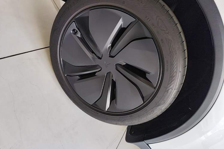 Used Tesla Model Y 2025 Rear-Wheel-Drive Version Right Rear Wheel Hub