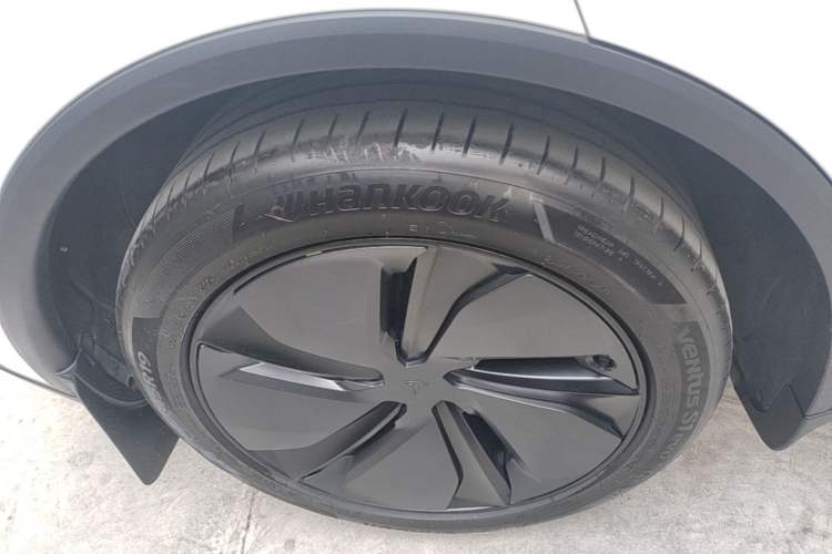 Used Tesla Model Y 2025 Long-Range All-Wheel-Drive Version Right Rear Wheel Hub
