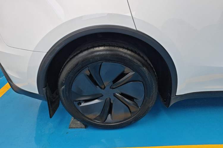 Used Tesla Model Y 2025 Rear-Wheel-Drive Version Right Rear Wheel Hub