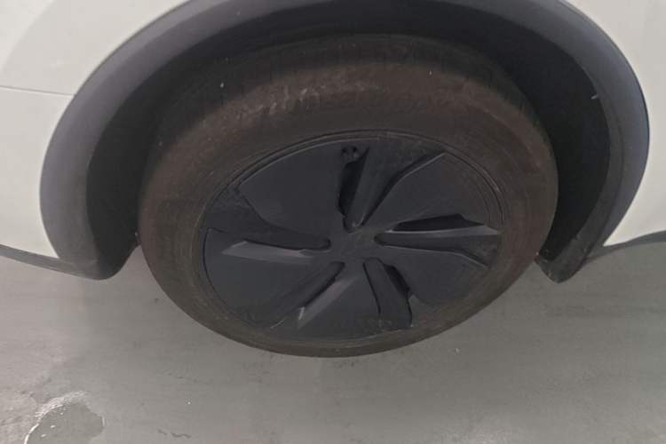 Used Tesla Model Y 2025 Long-Range All-Wheel-Drive Version Right Rear Wheel Hub