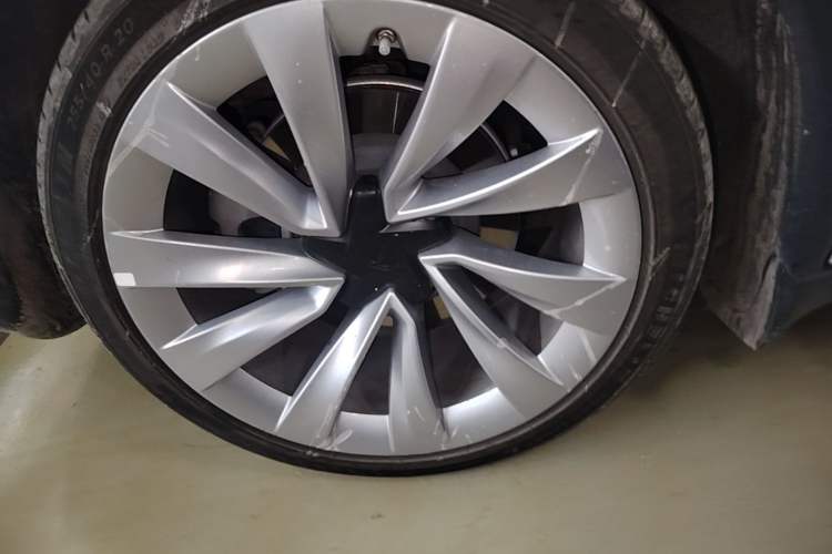 Used Tesla Model Y 2025 Rear-Wheel Drive First Edition Right Rear Wheel Hub