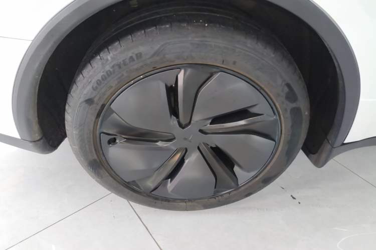 Used Tesla Model Y 2025 Rear-Wheel Drive First Edition Right Rear Wheel Hub