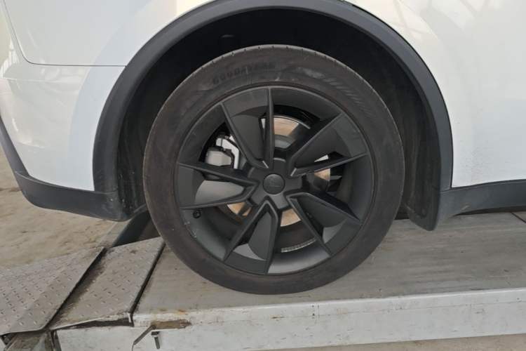 Used Tesla Model Y 2025 Rear-Wheel-Drive Version Right Rear Wheel Hub