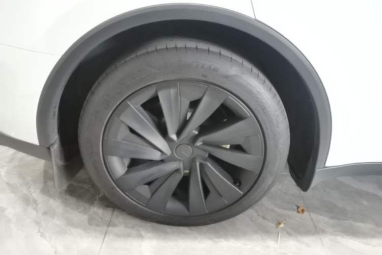 Used Tesla Model Y 2025 Rear-Wheel Drive First Edition Right Rear Wheel Hub