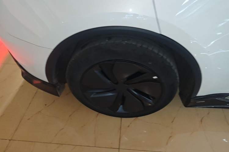 Used Tesla Model Y 2025 Long-Range All-Wheel-Drive Version Right Rear Wheel Hub