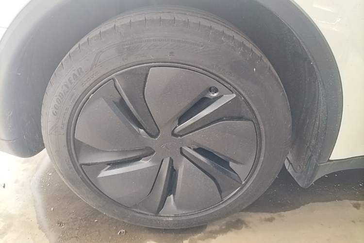 Used Tesla Model Y 2025 Rear-Wheel Drive First Edition Right Rear Wheel Hub