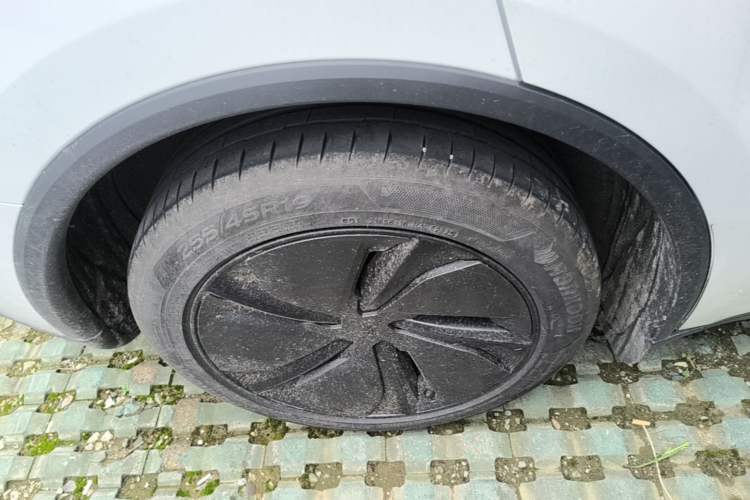 Used Tesla Model Y 2025 Long-Range All-Wheel-Drive Version Right Rear Wheel Hub