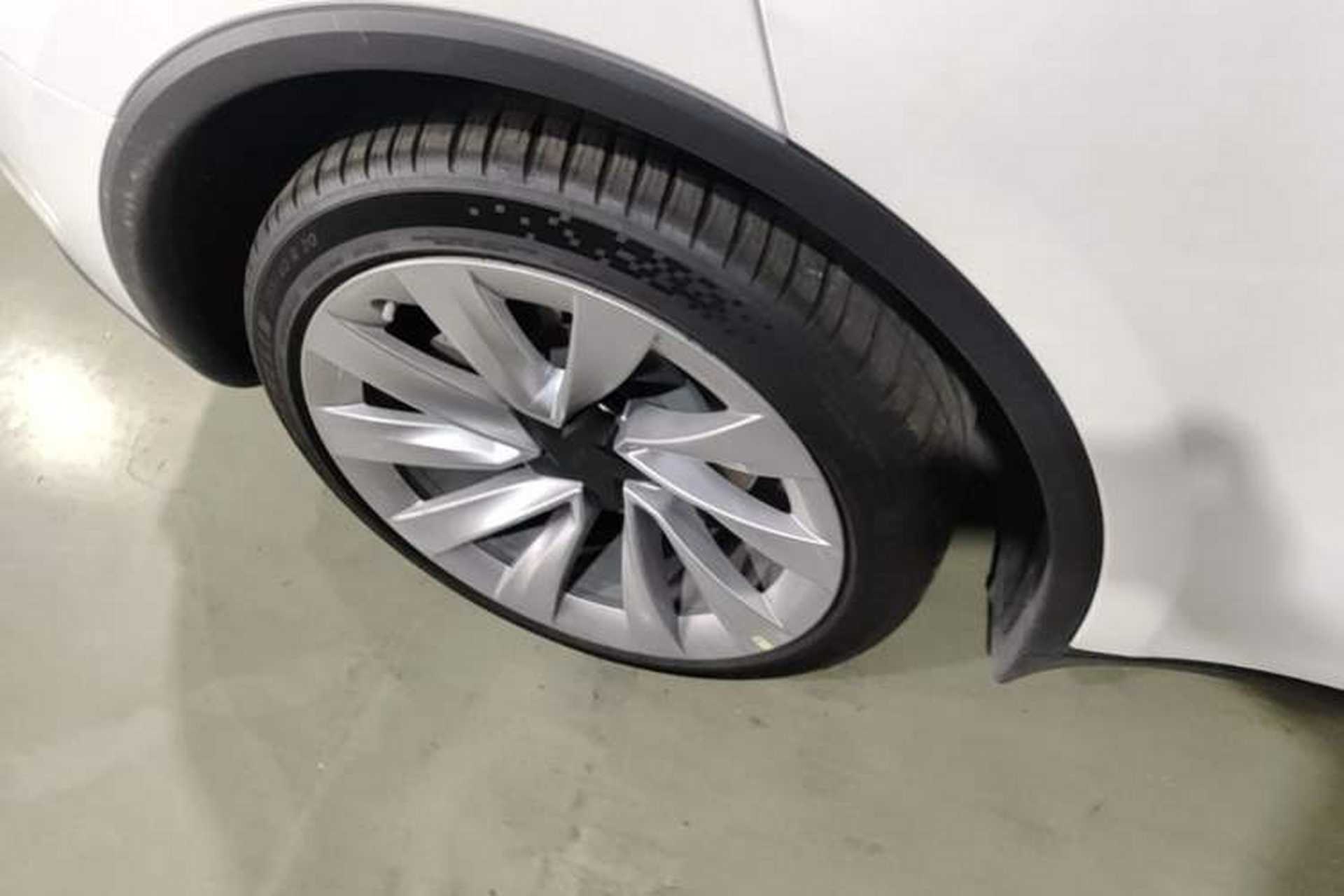 Used Tesla Model Y 2025 Long-Range All-Wheel-Drive Version Right Rear Wheel Hub
