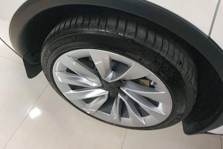 Used Tesla Model Y 2025 Long-Range All-Wheel-Drive Version Right Rear Wheel Hub