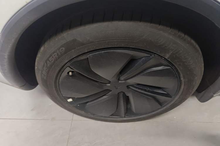 Used Tesla Model Y 2025 Long-Range All-Wheel-Drive Version Right Rear Wheel Hub