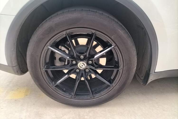 Used Tesla Model Y 2025 Rear-Wheel Drive First Edition Right Rear Wheel Hub