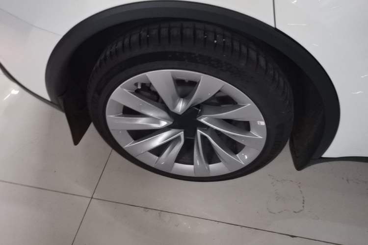 Used Tesla Model Y 2025 Long-Range All-Wheel-Drive Version Right Rear Wheel Hub