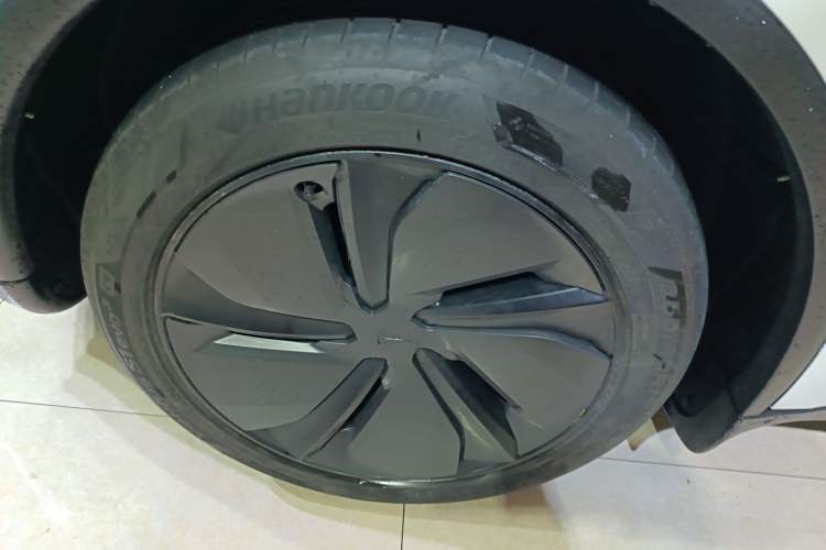 Used Tesla Model Y 2025 Long-Range All-Wheel-Drive Version Right Rear Wheel Hub