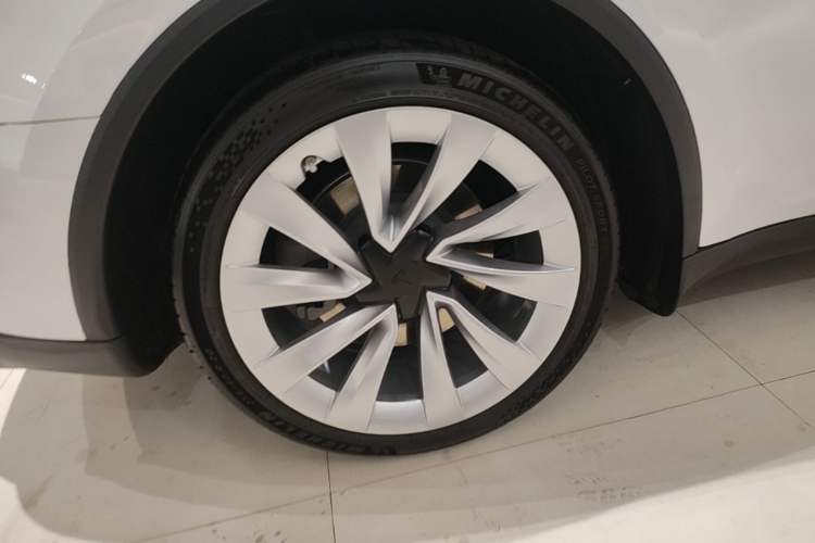 Used Tesla Model Y 2025 Updated Version Long-Range All-Wheel Drive Right Rear Wheel Hub