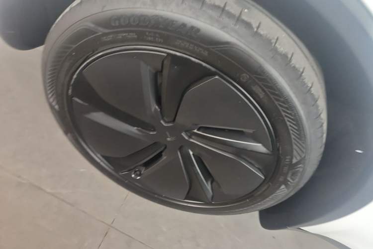 Used Tesla Model Y 2025 Rear-Wheel Drive First Edition Right Rear Wheel Hub