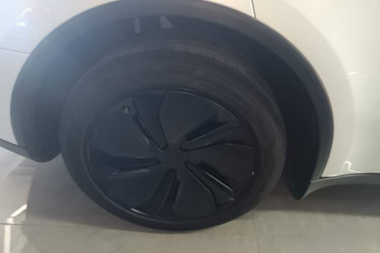 Used Tesla Model Y 2025 Rear-Wheel-Drive Version Right Rear Wheel Hub