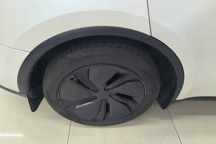 Used Tesla Model Y 2025 Long-Range All-Wheel Drive First Edition Right Rear Wheel Hub