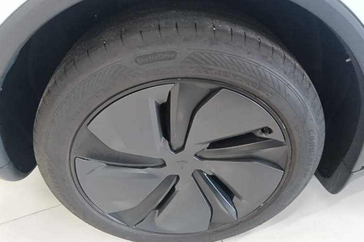 Used Tesla Model Y 2025 Rear-Wheel Drive First Edition Right Rear Wheel Hub
