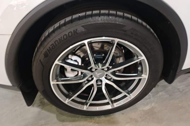 Used Tesla Model Y 2025 Long-Range All-Wheel-Drive Version Right Rear Wheel Hub
