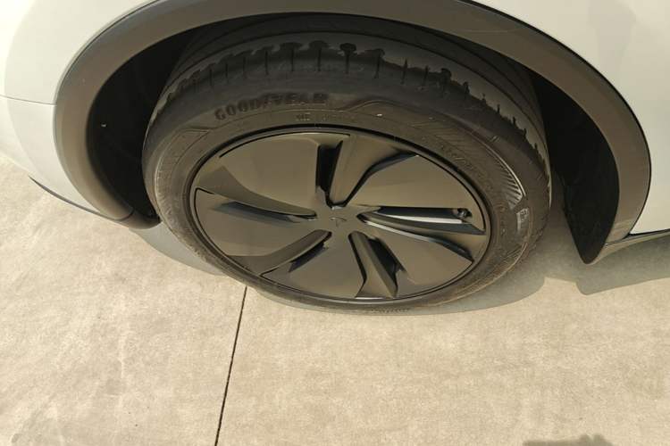 Used Tesla Model Y 2025 Rear-Wheel-Drive Version Right Rear Wheel Hub