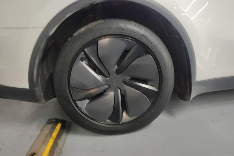 Used Tesla Model Y 2025 Rear-Wheel Drive First Edition Right Rear Wheel Hub