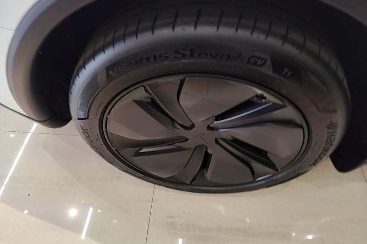 Used Tesla Model Y 2025 Long-Range All-Wheel-Drive Version Right Rear Wheel Hub