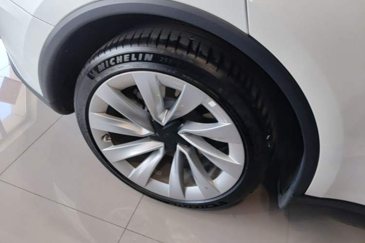 Used Tesla Model Y 2025 Long-Range All-Wheel-Drive Version Right Rear Wheel Hub