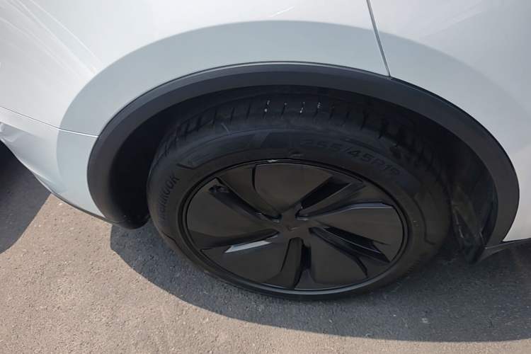 Used Tesla Model Y 2025 Long-Range All-Wheel-Drive Version Right Rear Wheel Hub