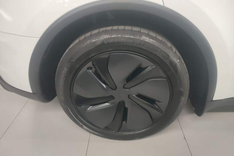 Used Tesla Model Y 2025 Long-Range All-Wheel-Drive Version Right Rear Wheel Hub