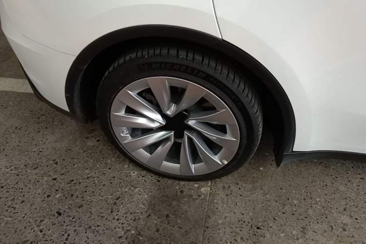Used Tesla Model Y 2025 Updated Version Long-Range All-Wheel Drive Right Rear Wheel Hub