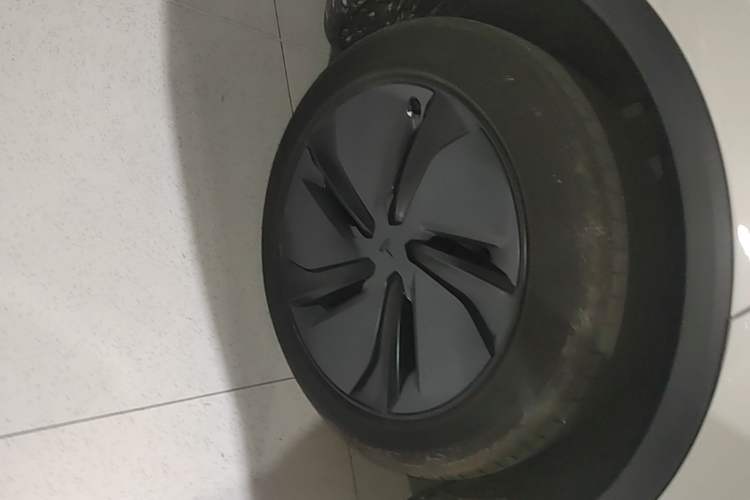 Used Tesla Model Y 2025 Long-Range All-Wheel-Drive Version Right Rear Wheel Hub