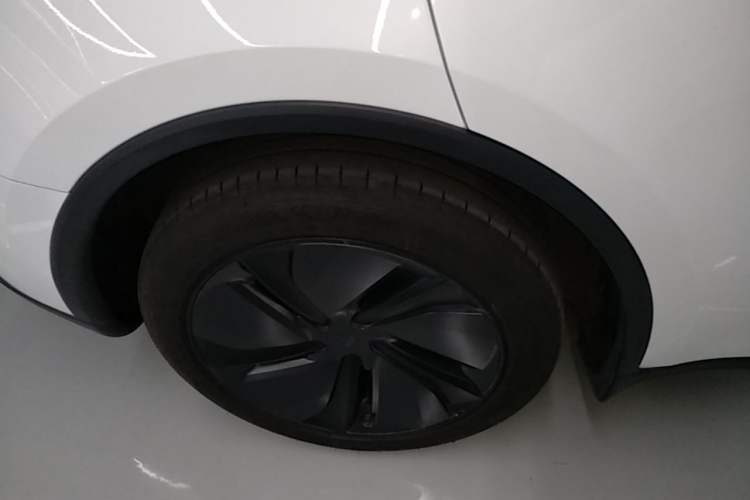Used Tesla Model Y 2025 Rear-Wheel Drive First Edition Right Rear Wheel Hub