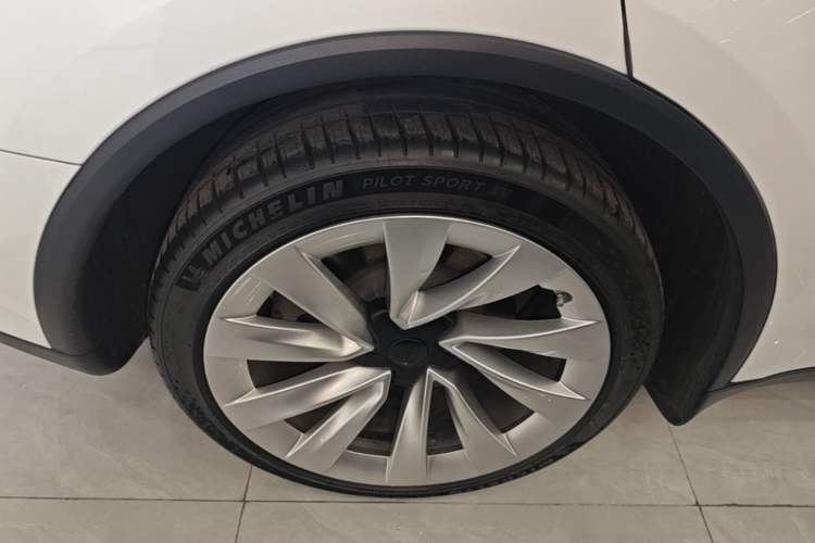 Used Tesla Model Y 2025 Long-Range All-Wheel Drive First Edition Right Rear Wheel Hub