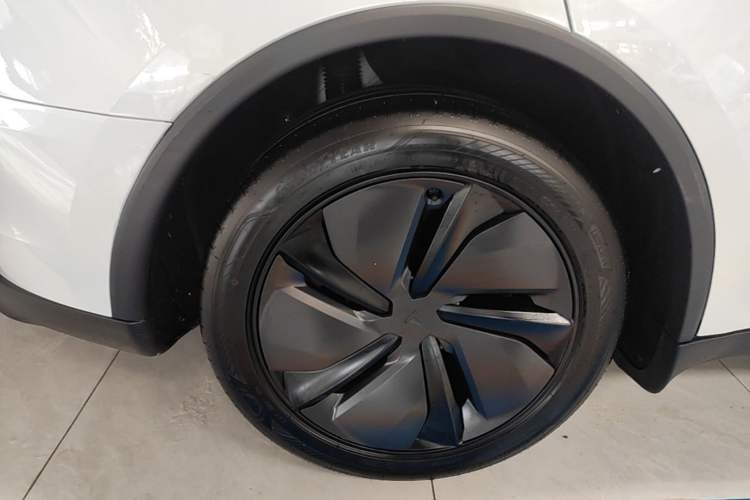 Used Tesla Model Y 2025 Rear-Wheel-Drive Version Right Rear Wheel Hub