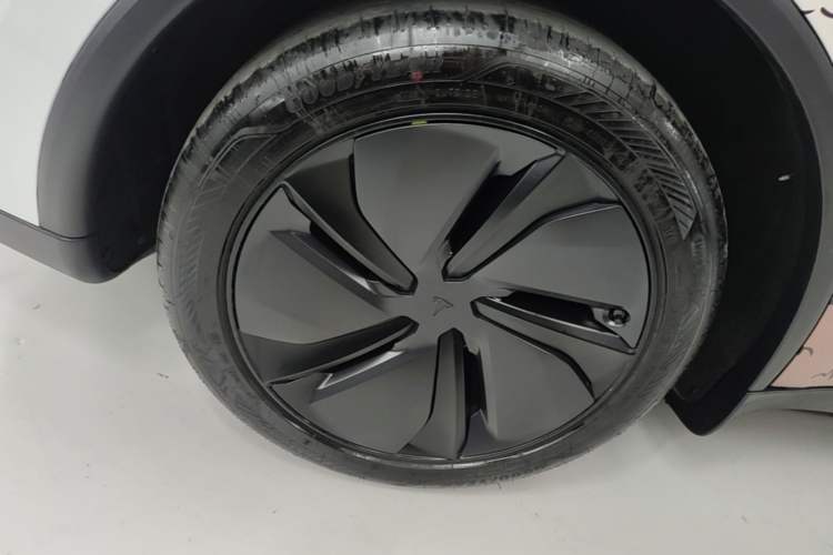 Used Tesla Model Y 2025 Long-Range All-Wheel-Drive Version Right Rear Wheel Hub