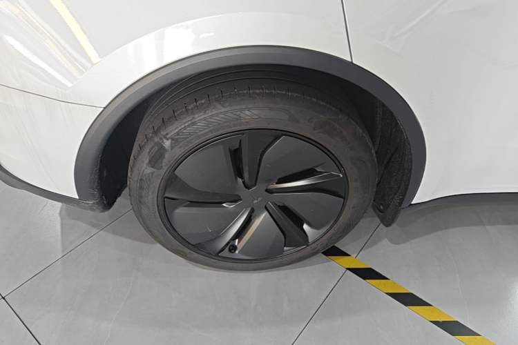 Used Tesla Model Y 2025 Rear-Wheel-Drive Version Right Rear Wheel Hub