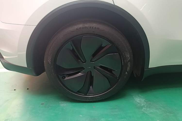 Used Tesla Model Y 2025 Rear-Wheel-Drive Version Right Rear Wheel Hub
