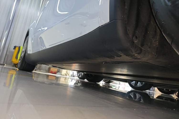 Used Tesla Model Y 2025 Rear-Wheel-Drive Version Right Side Sill