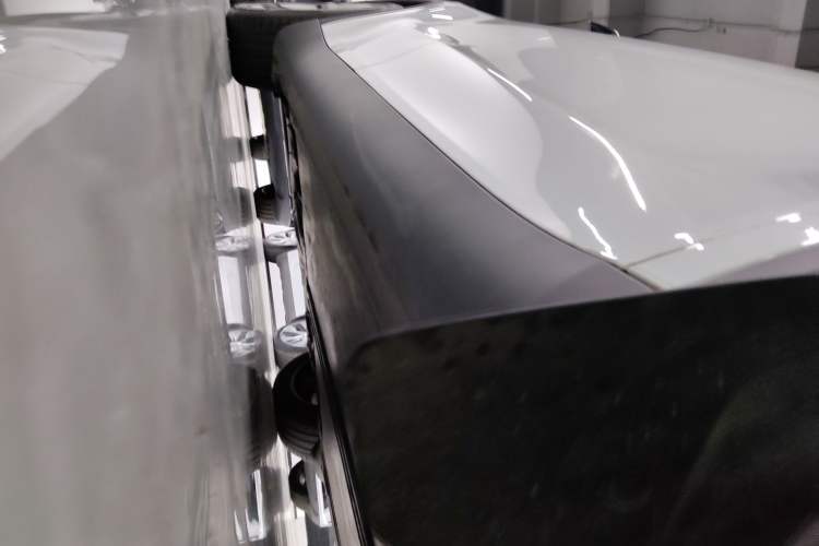 Used Tesla Model Y 2025 Long-Range All-Wheel-Drive Version Right Side Sill