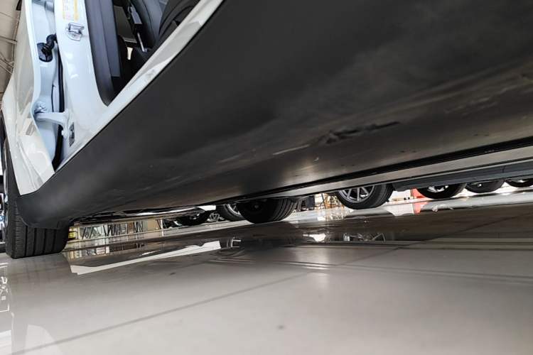 Used Tesla Model Y 2025 Rear-Wheel-Drive Version Right Side Sill